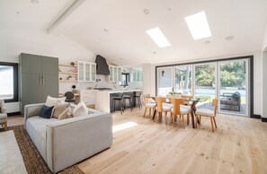 Smart TV, caminetto, libri, impianto stereo