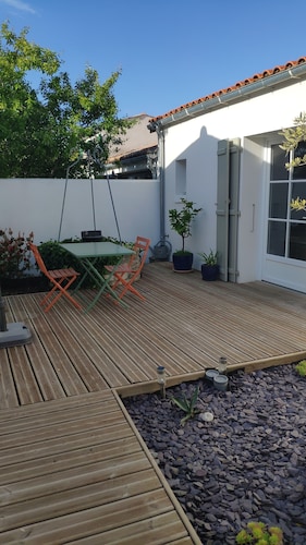 Single-storey apartment 2 steps from the market and the pedestrian street of St Pierre