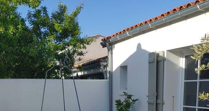 Single-storey apartment 2 steps from the market and the pedestrian street of St Pierre