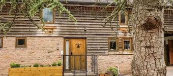 Perfect base for walkers + optional jacuzzi. 1 of 2 cottages onsite