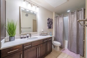 Haartrockner, Bidet, Handtücher, Seife