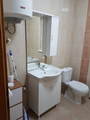 Bathtub, towels