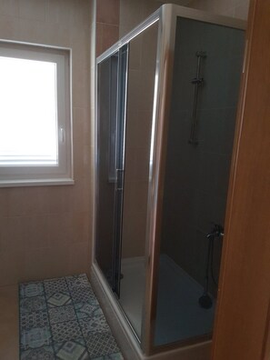 Shower, towels - Apartments Bozic - Studio Apartment with Terrace (Novi Vinodolski)