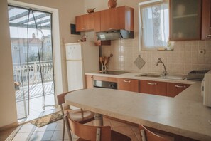 Frigorífico, microondas, horno y placa de cocina