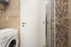 Een douche, een haardroger, handdoeken, toiletpapier