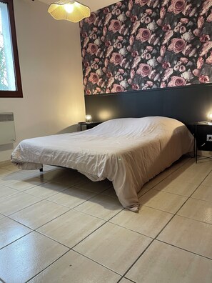 5 bedrooms, iron/ironing board, WiFi, bed sheets