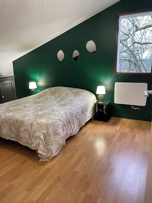 5 bedrooms, iron/ironing board, WiFi, bed sheets