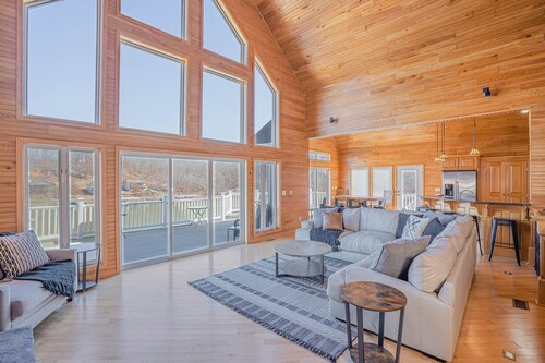 Stunning Lake Life Vacation Home, 56 MM, spa, water toys, fire pit, dock/slip