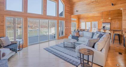 Stunning Lake Life Vacation Home, 56 MM, spa, water toys, fire pit, dock/slip