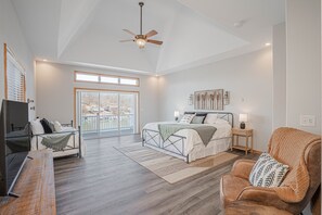 5 bedrooms, iron/ironing board, WiFi, bed sheets