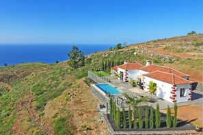 A coastal property with a swimming pool, terraced garden, and ocean views. - Casas García, Tijarafe (Tijarafe)
