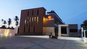 A modern building with a prominent sign reading "Tropical Retreats." - Terraço Flecheiras (Trairi)