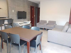 Apartamento familiar | Zona de estar | Smart TV de 43 pulgadas con canales por satélite, una televisión