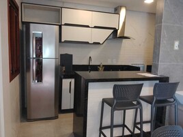 Familie appartement | Privékeuken | Een koelkast/vriezer, een magnetron, een kookplaat, een broodrooster