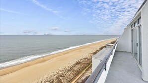 Un balcone con vista sulla spiaggia e sull'oceano.
