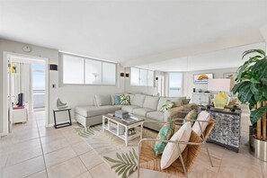 Smart TV, books - ⭐️Pyramind 18F EPIC HUGE Balcony Oceanfront Pool VIEWS⭐️ (Ocean City)