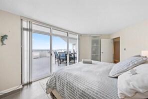 2 bedrooms, iron/ironing board, travel cot, free WiFi - ⭐️Pyramind 18F EPIC HUGE Balcony Oceanfront Pool VIEWS⭐️ (Ocean City)