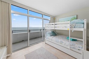 2 bedrooms, iron/ironing board, travel crib, free WiFi - ⭐️Pyramind 18F EPIC HUGE Balcony Oceanfront Pool VIEWS⭐️ (Ocean City)