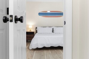 4 chambres, bureau, fer et planche à repasser, lit parapluie
