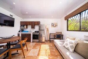 Smart-tv, bøger, stereoanlæg