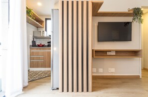 Apartamento 1 Dormitorio Casal | Cozinha privada | Geladeira grande, micro-ondas, cooktop