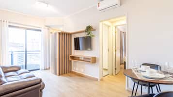 Apartamento 1 Dormitorio Casal | Living room | 40-inch Smart TV with digital channels, TV