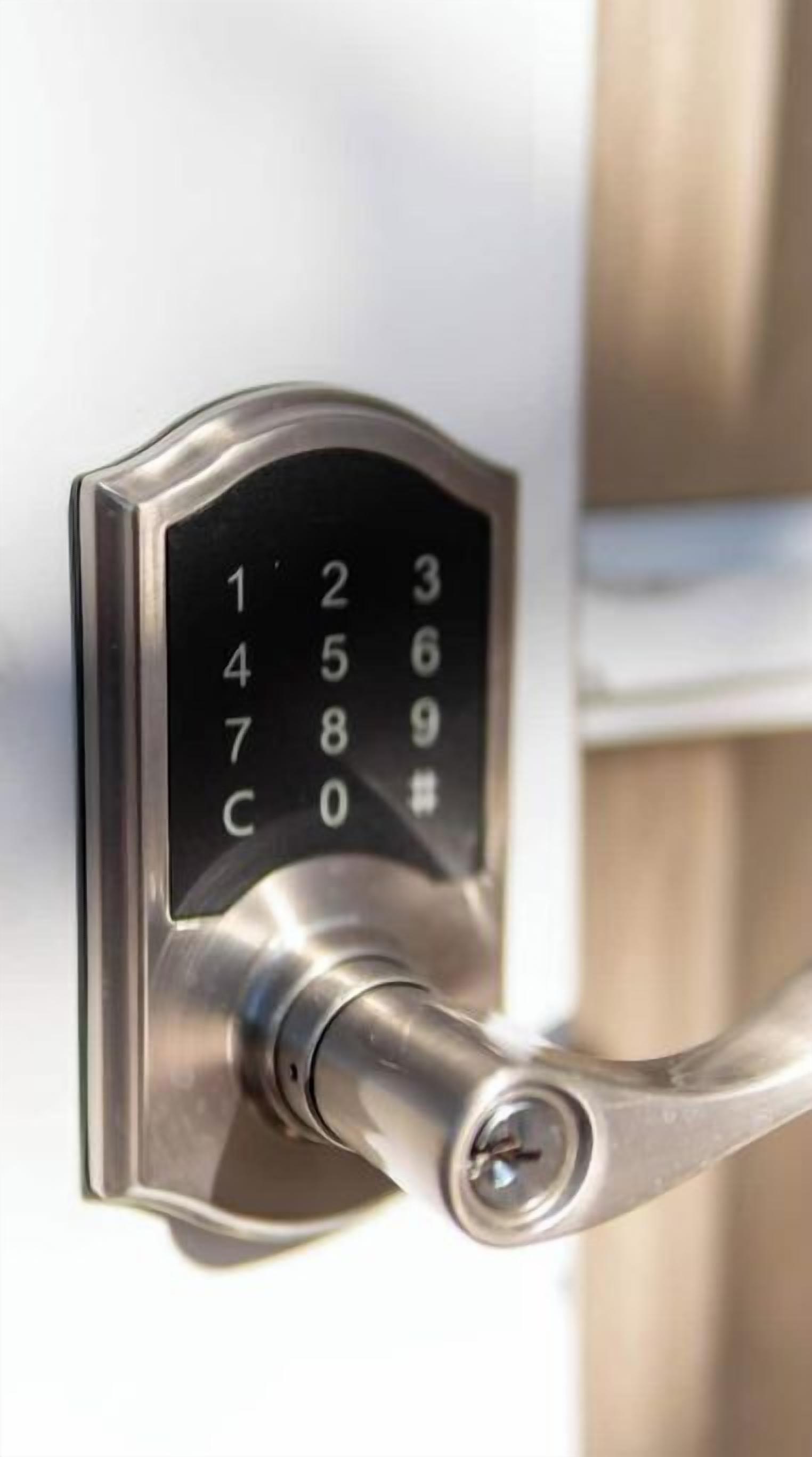 Oven lukitus, jossa käytetään numeronäppäimistöä.