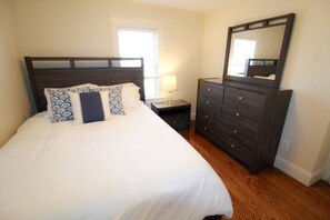 5 habitaciones, escritorio y tabla de planchar con plancha 