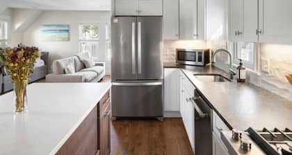 Spacious Renovated Home Minutes to City w/Parking