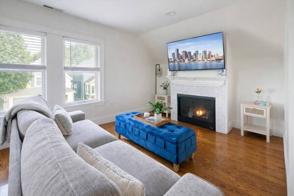 Smart TV y chimenea 