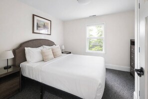 Escritorio, tabla de planchar con plancha, cuna de viaje y wifi gratis 