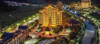Menluo Wa Jing Luxury Grand Hotel(Hulu Town Wa Tribe Branch)