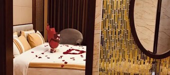Menluo Wa Jing Luxury Grand Hotel(Hulu Town Wa Tribe Branch)