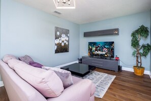 Smart TV, futbolito, tenis de mesa y monitor de computadora 