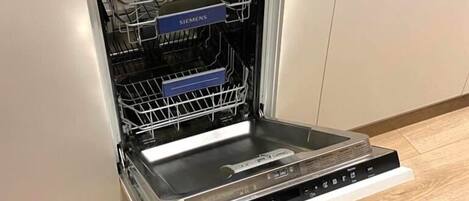 Køleskab, ovn, opvaskemaskine, elkedel