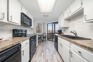 Fridge, microwave, oven, stovetop - South Shore Updated 2 Bdrm! Gameroom/Hot tub! Mini-Golf! Lake View! Sleeps 8! (Hot Springs)