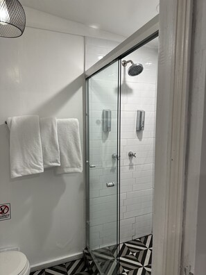 Hårføner, håndklær, såpe og sjampo