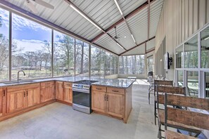 Fridge, microwave, stovetop, dishwasher - Home w/ Screened Porch - Near Toledo Bend Lake! (Hemphill)