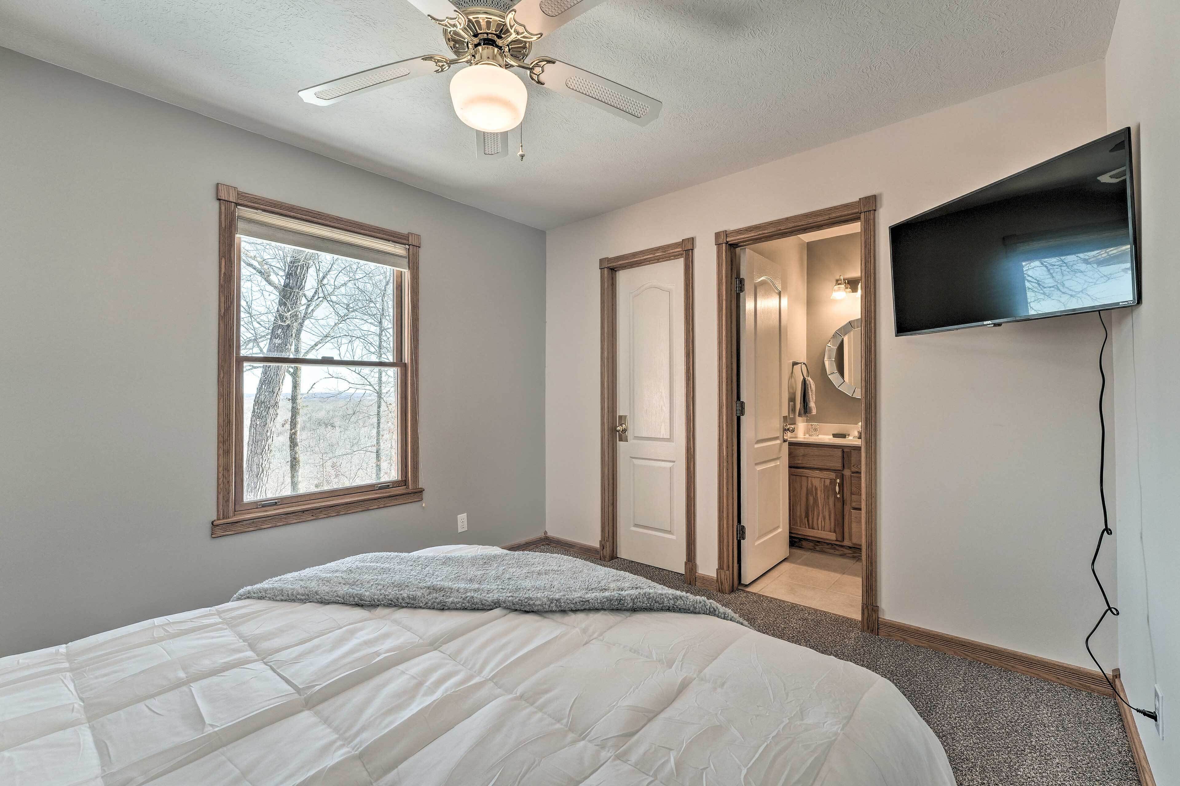 4 bedrooms, desk, internet, bed sheets
