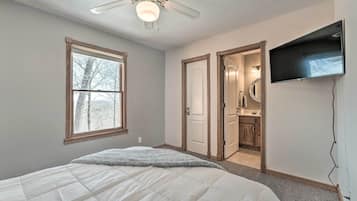 4 bedrooms, desk, internet, bed sheets