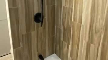 Sèche-cheveux, serviettes fournies, savon, shampoing