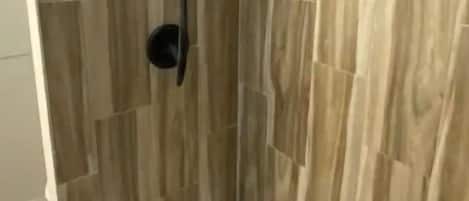 Secadora de cabello, toallas, jabón, shampoo
