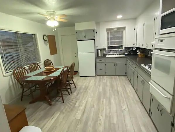 Fridge, microwave, oven, stovetop - The Little Fish in Eufaula (Eufaula)