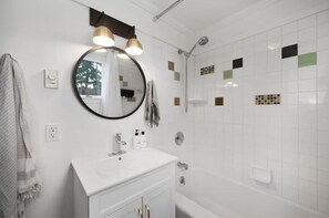Hair dryer, towels, soap, shampoo - The Loft - City views and luxury too! (Seattle)
