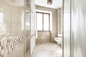 Douche, bidet, serviettes fournies, savon