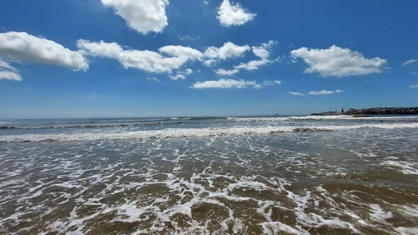 På stranden og solsenger
