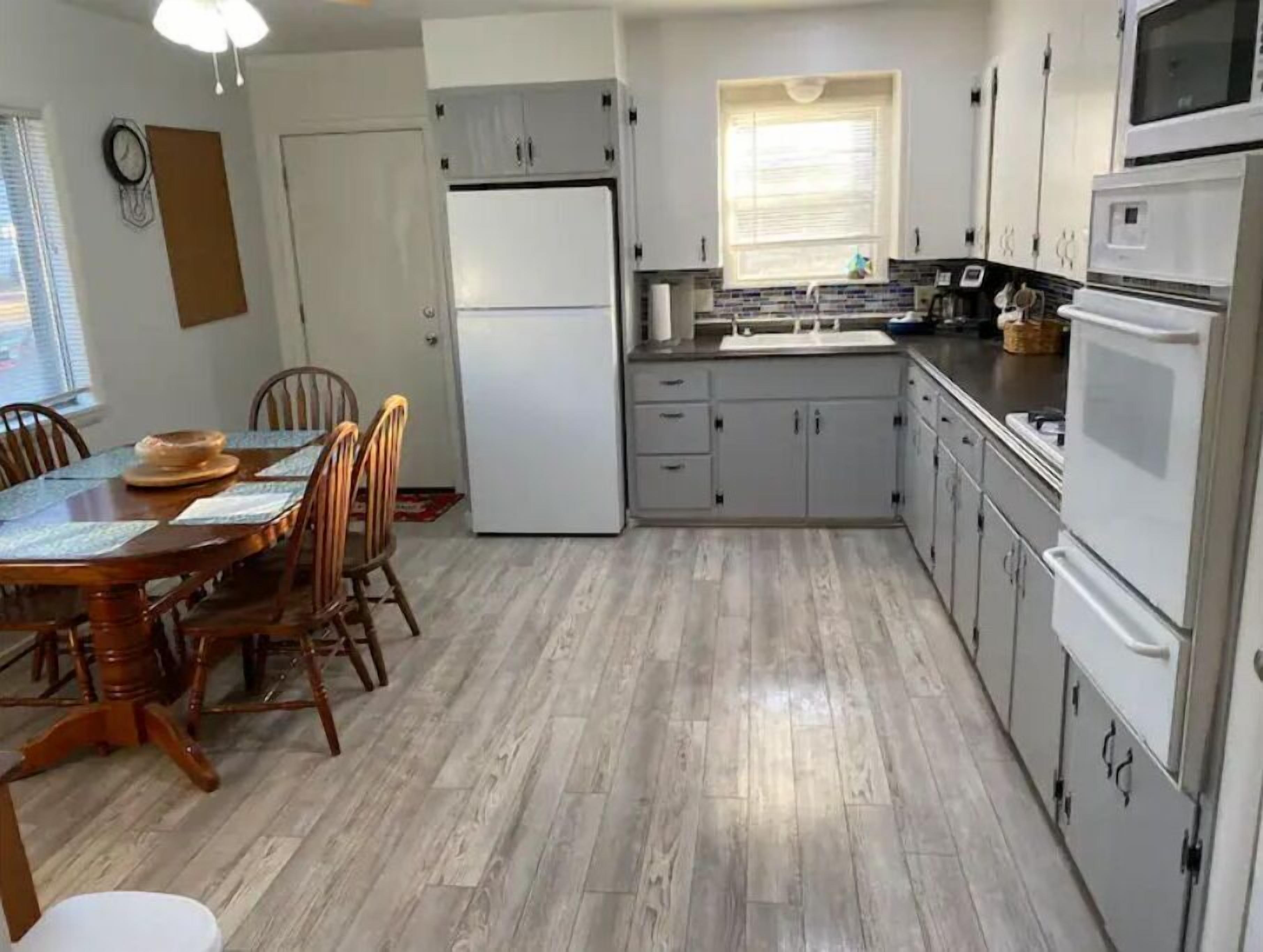 冷蔵庫、電子レンジ、コンロ、コーヒー / ティーメーカー