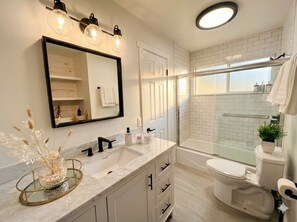 Shower, hair dryer, towels, soap - Ultimate Denver Getaway << Sleep 16 >> Hot Tub, Fire Pit, Game Room & Home Gym (Denver)
