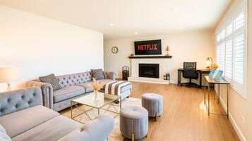 Smart-tv, een open haard, tafelvoetbal en boeken