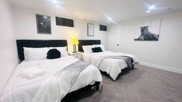5 bedrooms, desk, iron/ironing board, travel crib